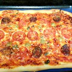 Una foto de Pizza de tomates y chorizo picantón