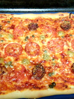 Una foto de Pizza de tomates y chorizo picantón