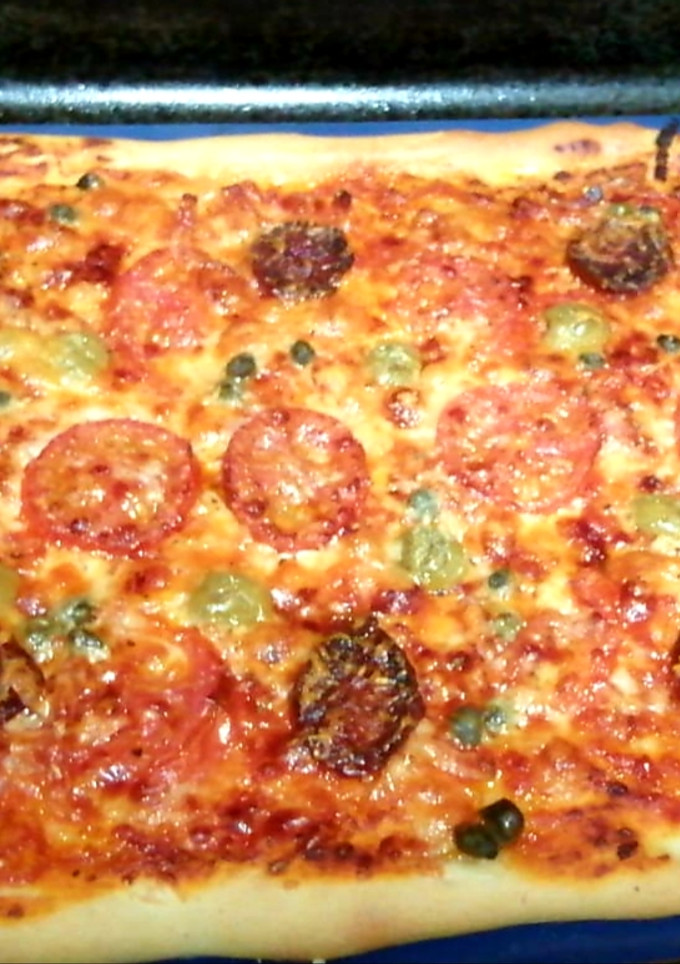 Una foto de Pizza de tomates y chorizo picantón