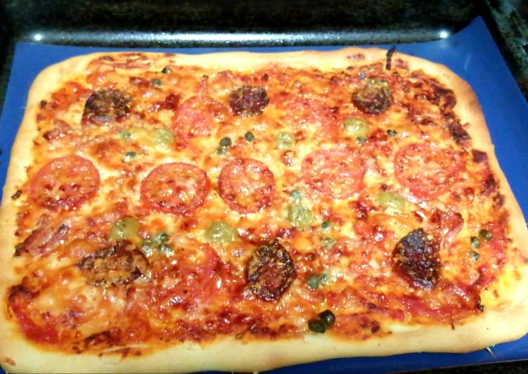 Pizza de tomates y chorizo picantón