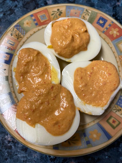 Una foto de Huevos rellenos de crema de piquillos y atún