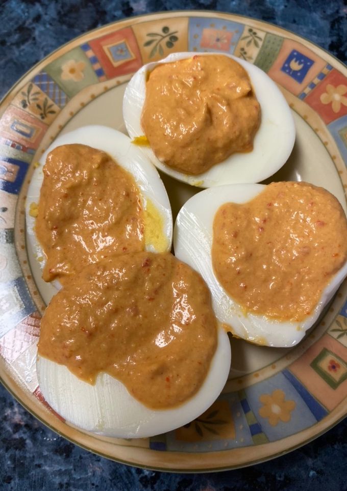 Una foto de Huevos rellenos de crema de piquillos y atún