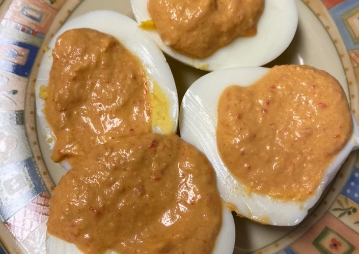 Receta Huevos rellenos de crema de piquillos y atún