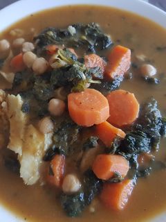 Una foto de Potaje de garbanzos con merluza y mejillones