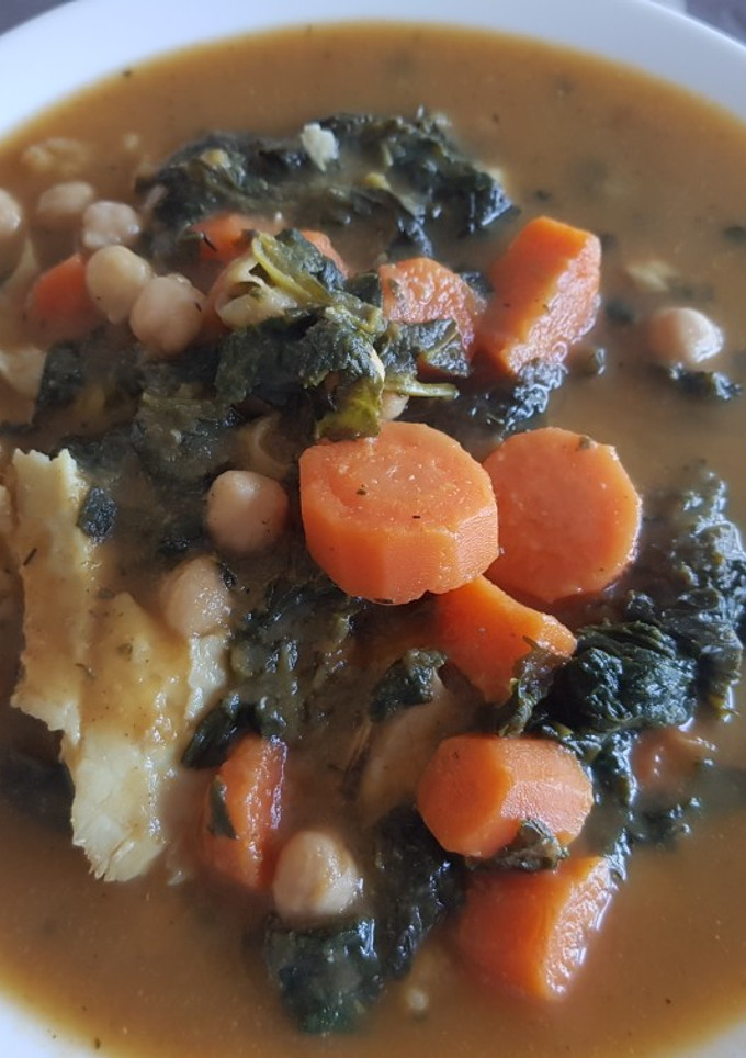 Una foto de Potaje de garbanzos con merluza y mejillones