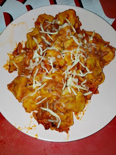 Una foto de Tortellinis, Bacon, Cebolla, Tomate, Nata