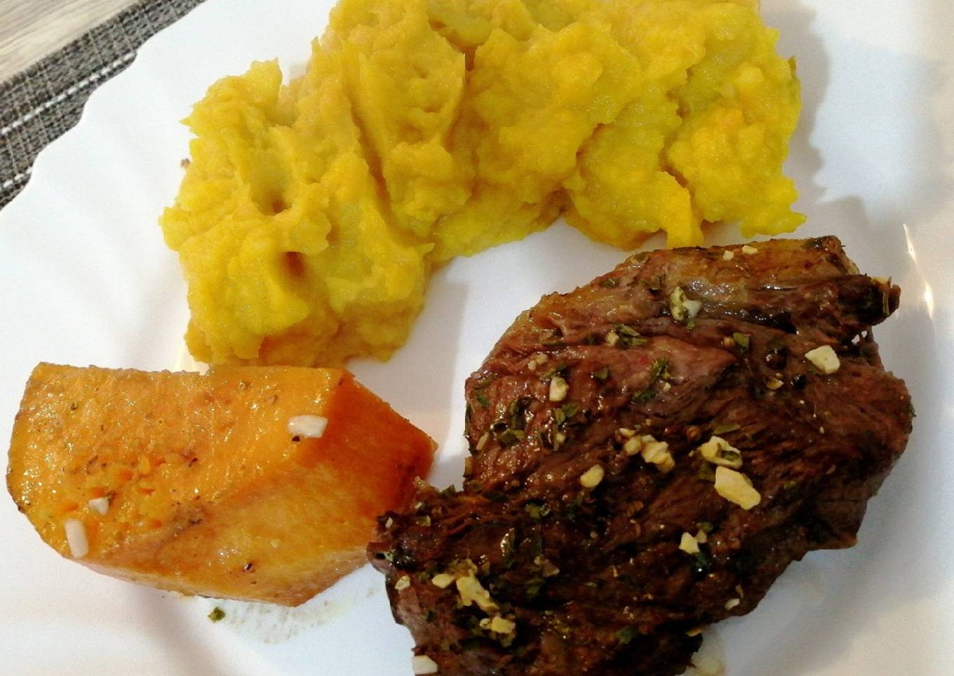 Carne y boniatos al horno con puré de verduras 🥩🥔🥕