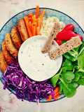 Bowl con mini burger di lenticchie e salsa allo yogurt