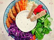 Una foto di insalata di valeriana e lenticchie