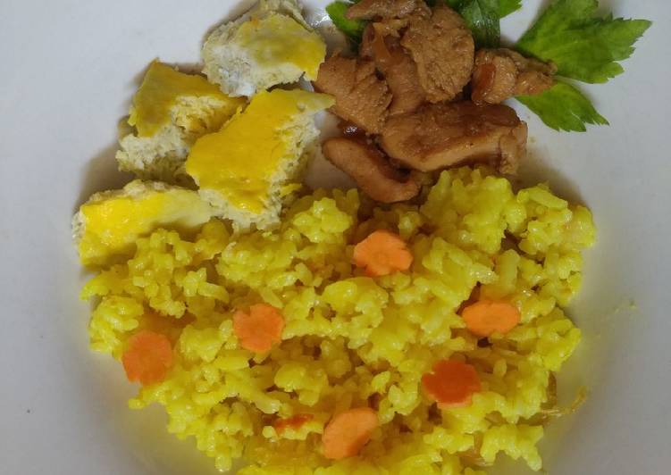 Cara Gampang Membuat Nasi kuning lauk ayam kecap dan tim telur yang Enak Banget