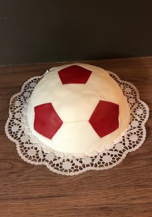 Cseresznyekrémes focilabda torta recept fotója