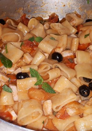 Foto di Calamarata con spada datterino giallo olive capperi e menta