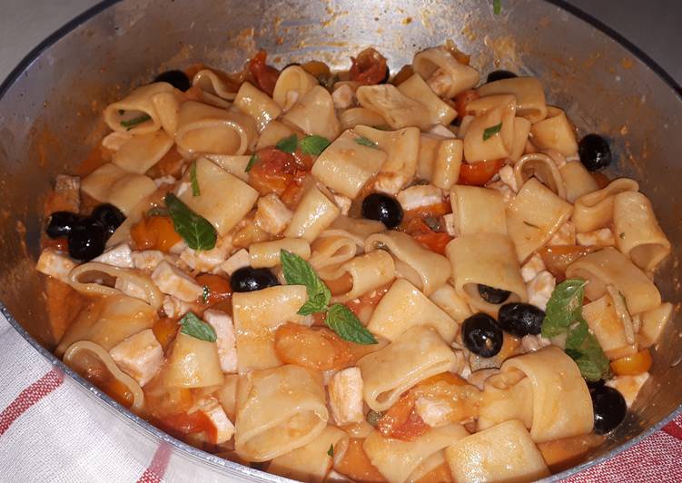 Calamarata con spada datterino giallo olive capperi e menta