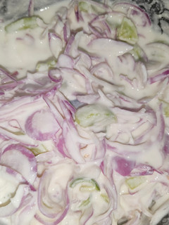 வெள்ளரி வெங்காய தயிர் பச்சடி(cucumber onion raita recipe in tamil) செய்முறை முக்கிய புகைப்படம்