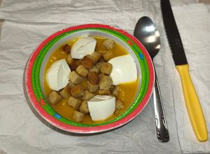 Una foto de Crema de calabaza con picatostes y queso fresco