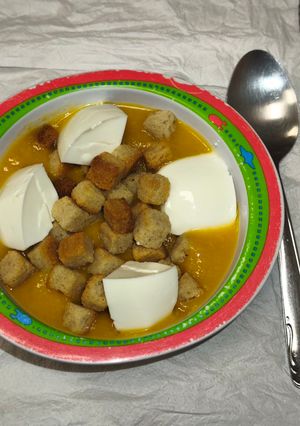 Una foto de Crema de calabaza con picatostes y queso fresco