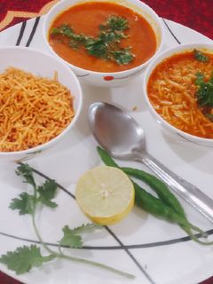 शेव भाजी (sev bhaji recipe in marathi) रेसिपी चे मुख्य फोटो