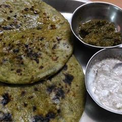 A picture of Palak ki roti stuffed with cabbage.