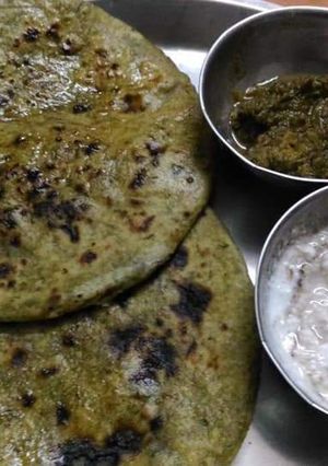 A picture of Palak ki roti stuffed with cabbage.