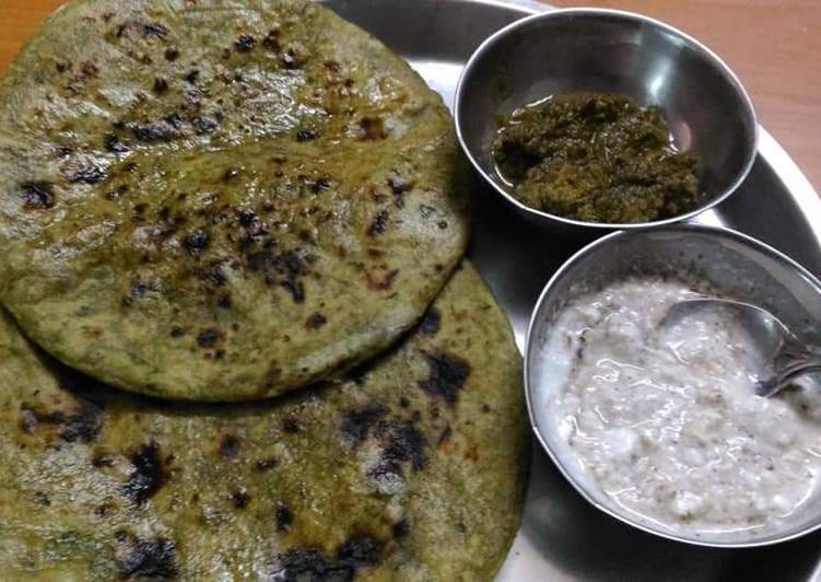 Palak ki roti stuffed with cabbage