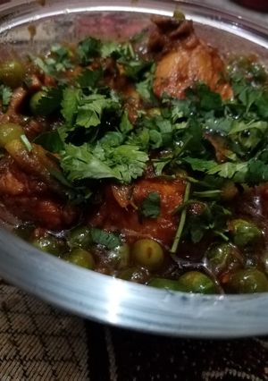 A picture of Matar gosht.