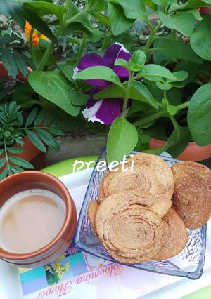 A picture of Crispy verki puri.