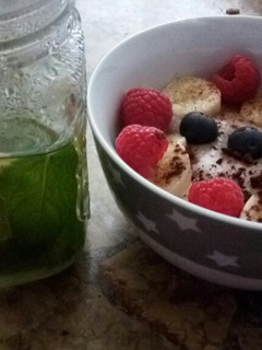 Una foto de Porridge de frutos rojos con plátano y te verde matcha 💚