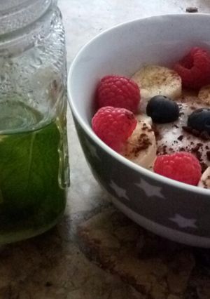 Foto principal de Porridge de frutos rojos con plátano y te verde matcha 💚