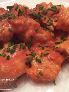 Una foto de Pechuga de pollo con salsa de tomate y nata express