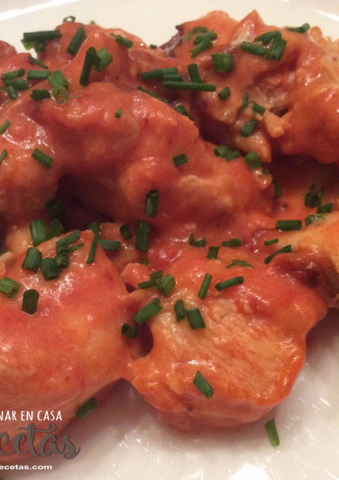 Una foto de Pechuga de pollo con salsa de tomate y nata express