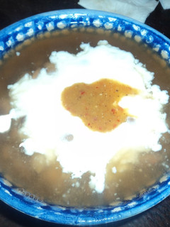 Una foto de Desayuno de jocoque ranchero con frijolitos de la olla y salsa roja de chile de árbol las Correa