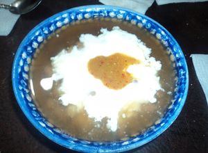 Una foto de Desayuno de jocoque ranchero con frijolitos de la olla y salsa roja de chile de árbol las Correa