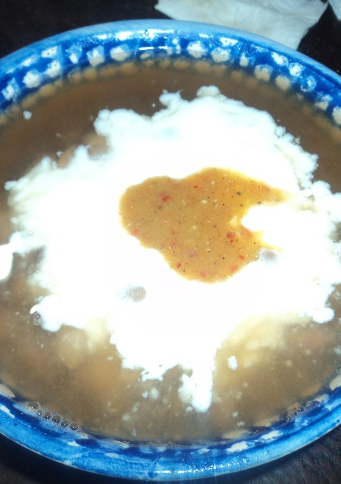 Una foto de Desayuno de jocoque ranchero con frijolitos de la olla y salsa roja de chile de árbol las Correa