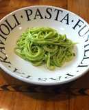 Spaghetti con pesto de almendra y perejil ©