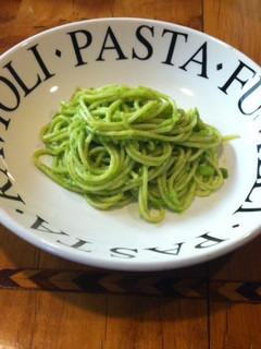 Una foto de Spaghetti con pesto de almendra y perejil ©