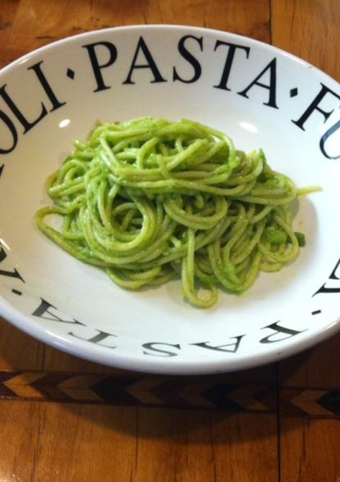 Una foto de Spaghetti con pesto de almendra y perejil ©