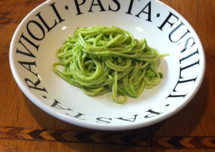 Spaghetti con pesto de almendra y perejil ©