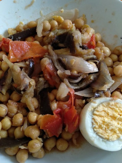 Foto principal de Ensalada tibia de garbanzos con verduras