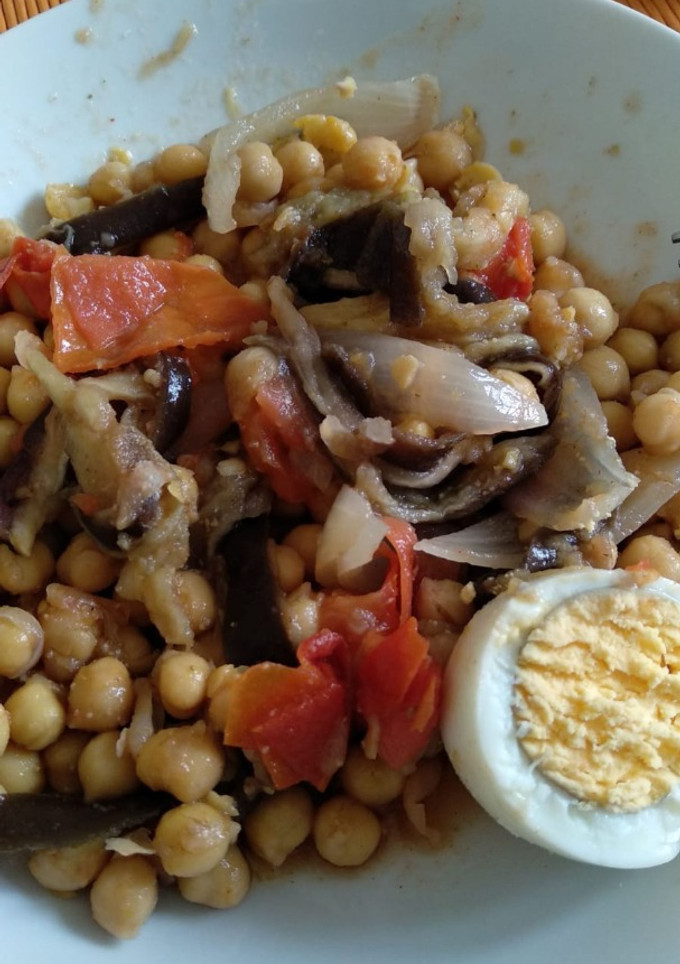 Una foto de Ensalada tibia de garbanzos con verduras