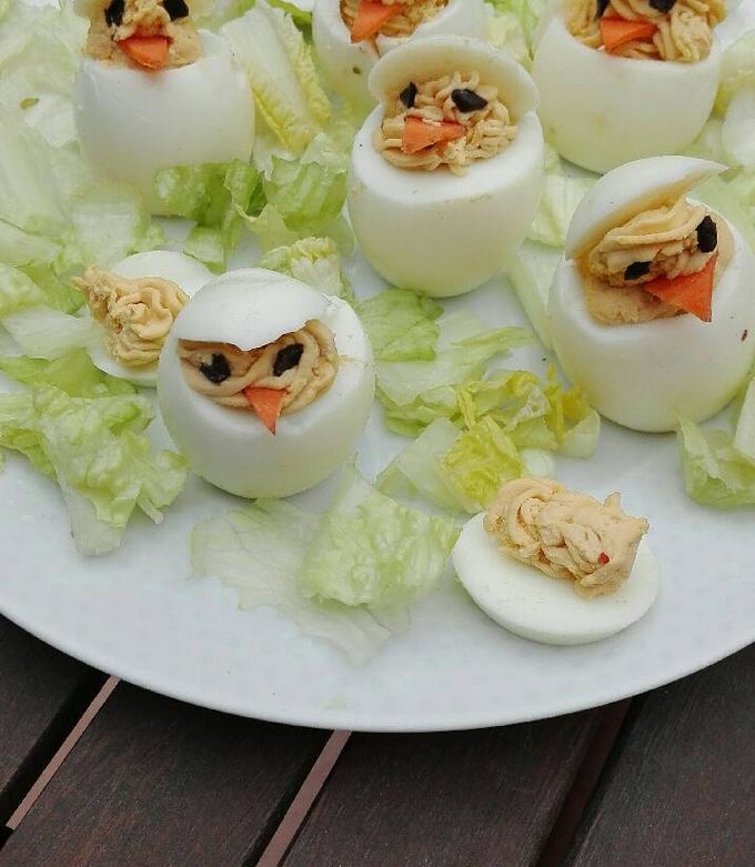 Una foto de Huevos rellenos en forma de pollito