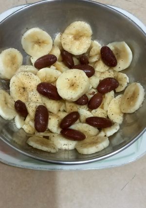 A picture of Snacks time, banana and red beans 🍌🍌.