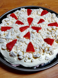 Una foto de Postre de frutillas y crema