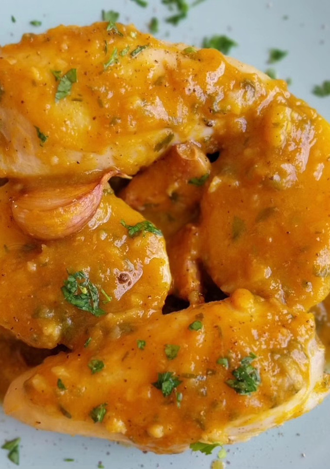 Una foto de Calamares rellenos de carrilleras al vino tinto con patatas