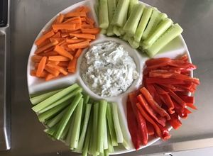 Une photo de Plateau de crudités sauce yaourt menthe aneth