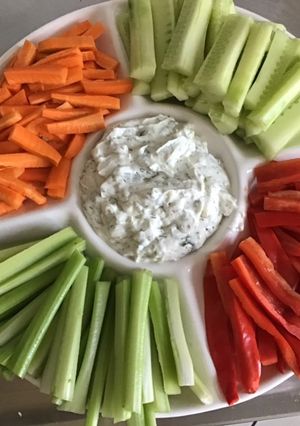 Une photo de Plateau de crudités sauce yaourt menthe aneth