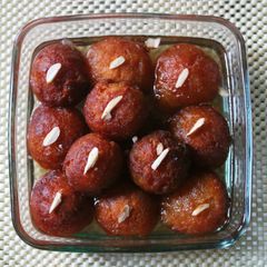 A picture of Gulab Jamun.
