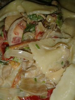 Una foto de Fideos moñitos al wok salteados con vegetales y pollo