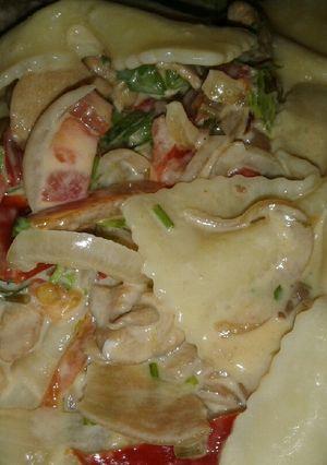 Una foto de Fideos moñitos al wok salteados con vegetales y pollo
