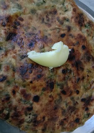 A picture of Methi parantha.