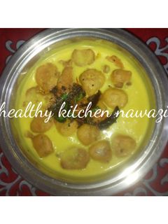 दही बेसन कड़ी पकोड़ा (DAHI BESAN KADHI PAKODA RECIPE IN HINDI) रेसिपी मुख्य फोटो